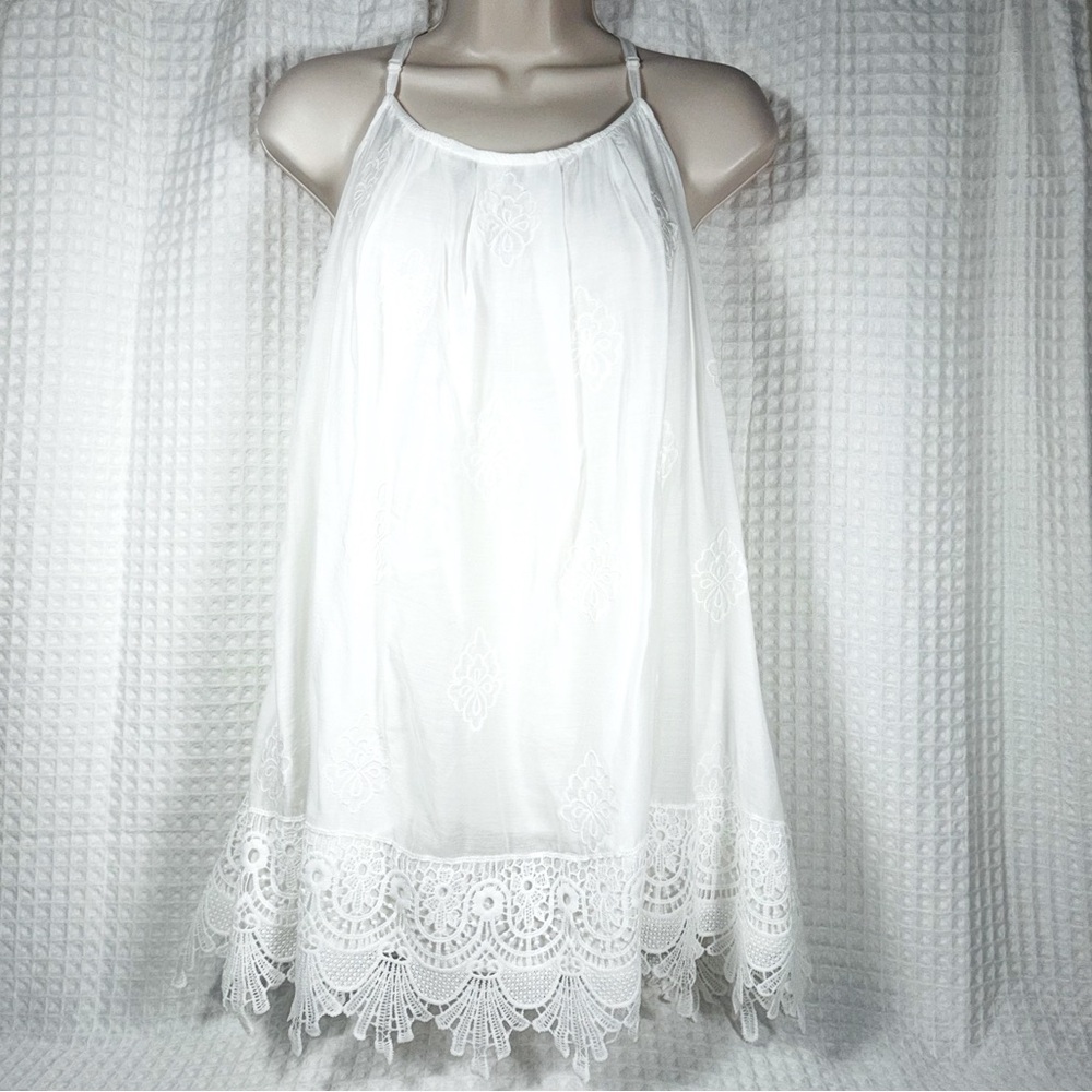 Cozy Casual White Cotton Embroidered Flowy Spaghetti Strap Top. Women’s Size L